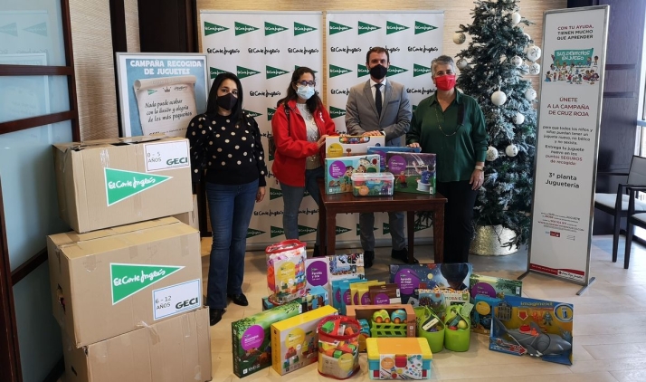 Foto 1 - El Corte Inglés de Salamanca entrega a Cruz Roja los juguetes donados por sus clientes y empleados   